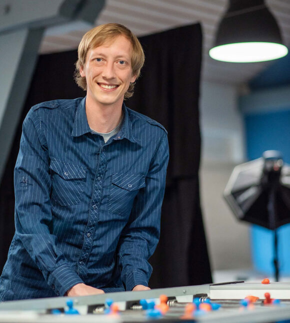 Jannik Marti IT und Druckvorstufen Spezialist am Tischfussball